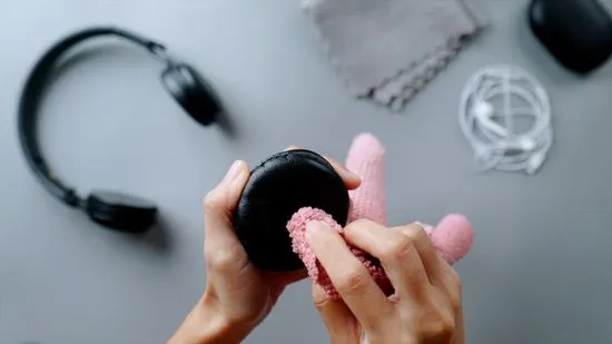 550px nowatermark Clean Your Headphones Step 3 Version 5